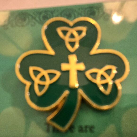 Celtic Three-Leaf Shamrock with Cross Lapel Pin New - Picture 1 of 3